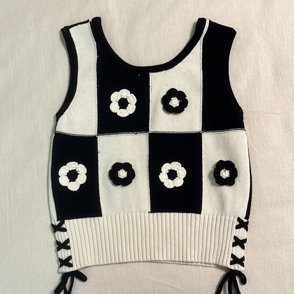 INDUSTRY REPUBLIC CLOTHING - NWT Size Small - Black & Ivory Crochet Knit Flowers - Picture 3 of 9